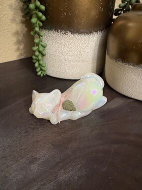 Vintage Fenton Art Glass Opalescent Iridescent Playful Rose Cat 4 in. Figurine
